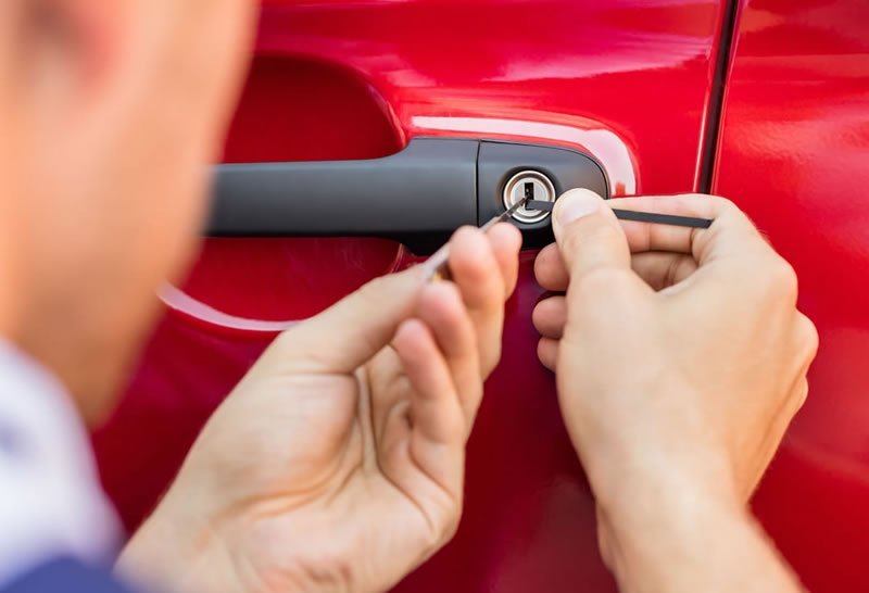 car locksmith picking lock